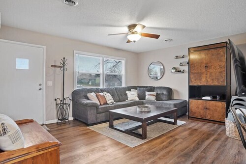 Pet Friendly- Large Fenced Backyard- Covered Patio