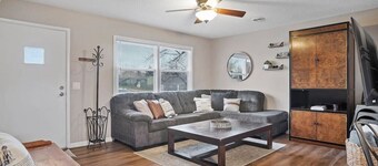 Pet Friendly- Large Fenced Backyard- Covered Patio