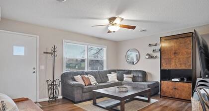 Pet Friendly- Large Fenced Backyard- Covered Patio