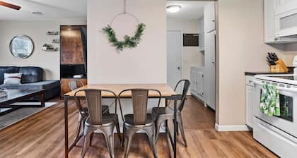 Fairmont · ★Pet Friendly★Large Fenced Backyard★Covered Patio