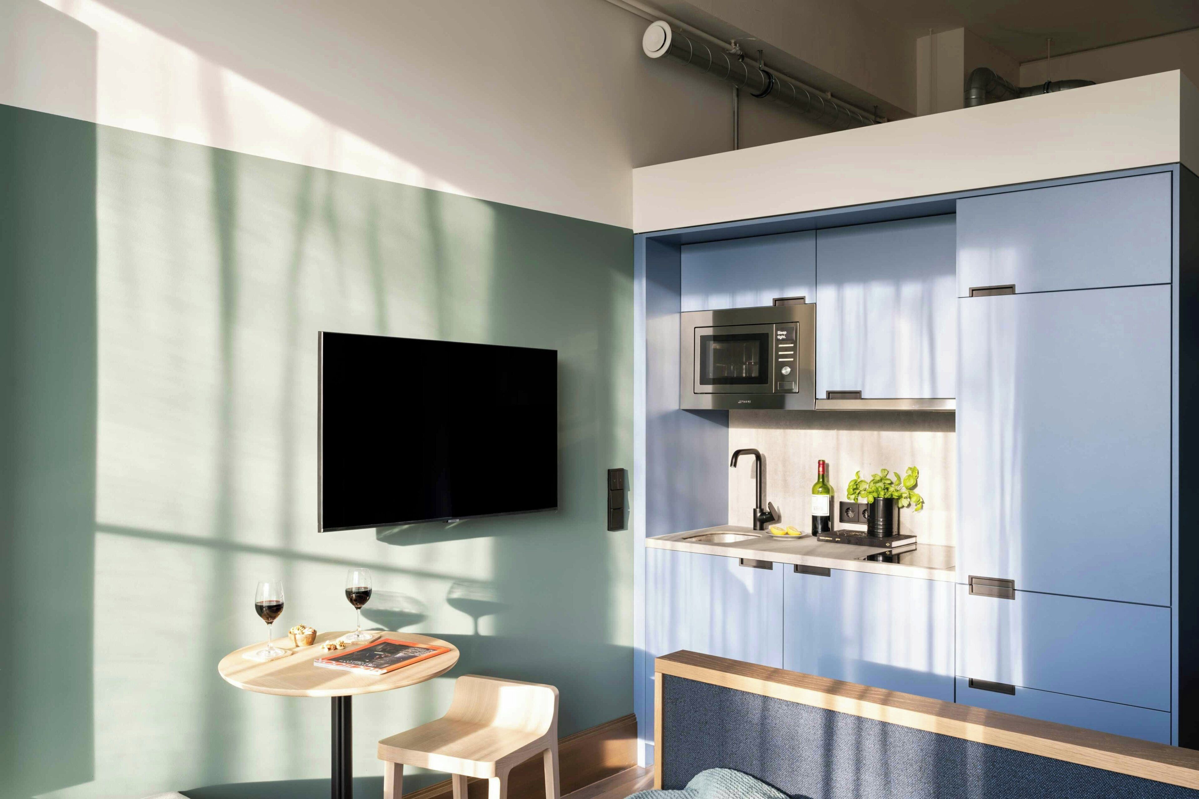 Geladeira, micro-ondas, cooktop, lava-louças