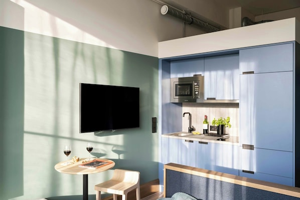 Locke Studio | Dapur pribadi | Lemari es, microwave, kompor, dan mesin pencuci piring
