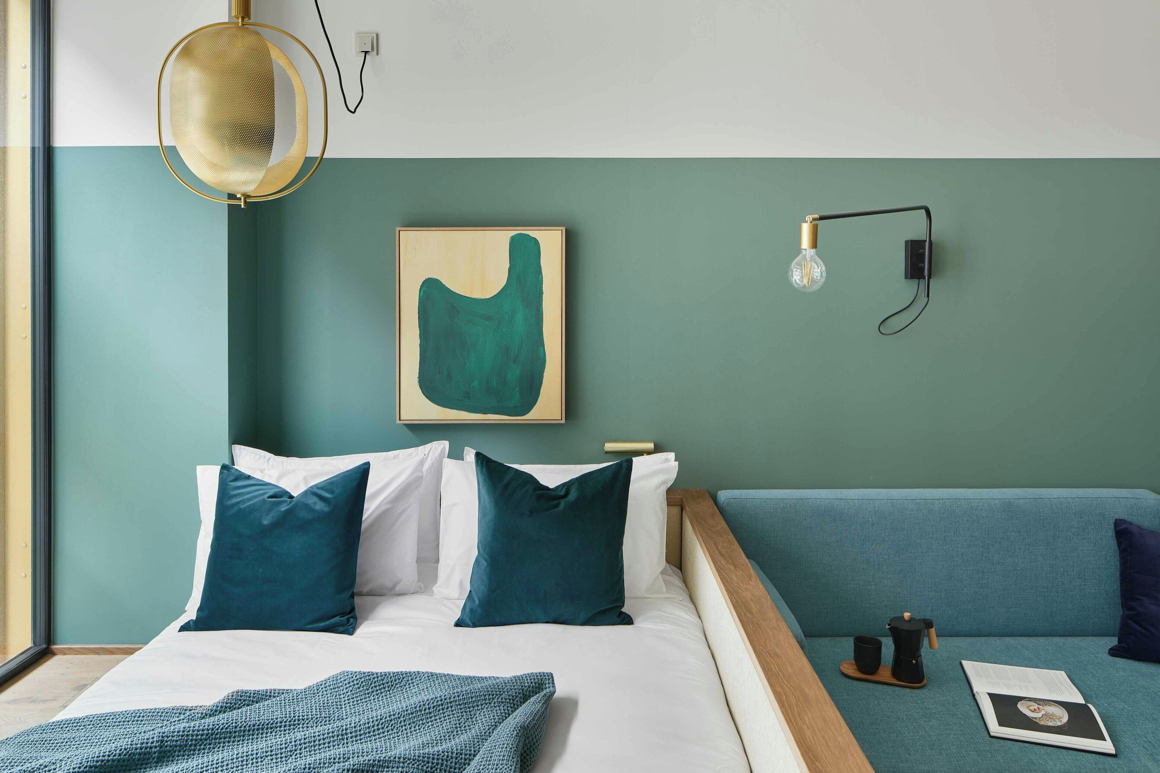 Roupas de cama premium, cofres nos quartos, escrivaninha