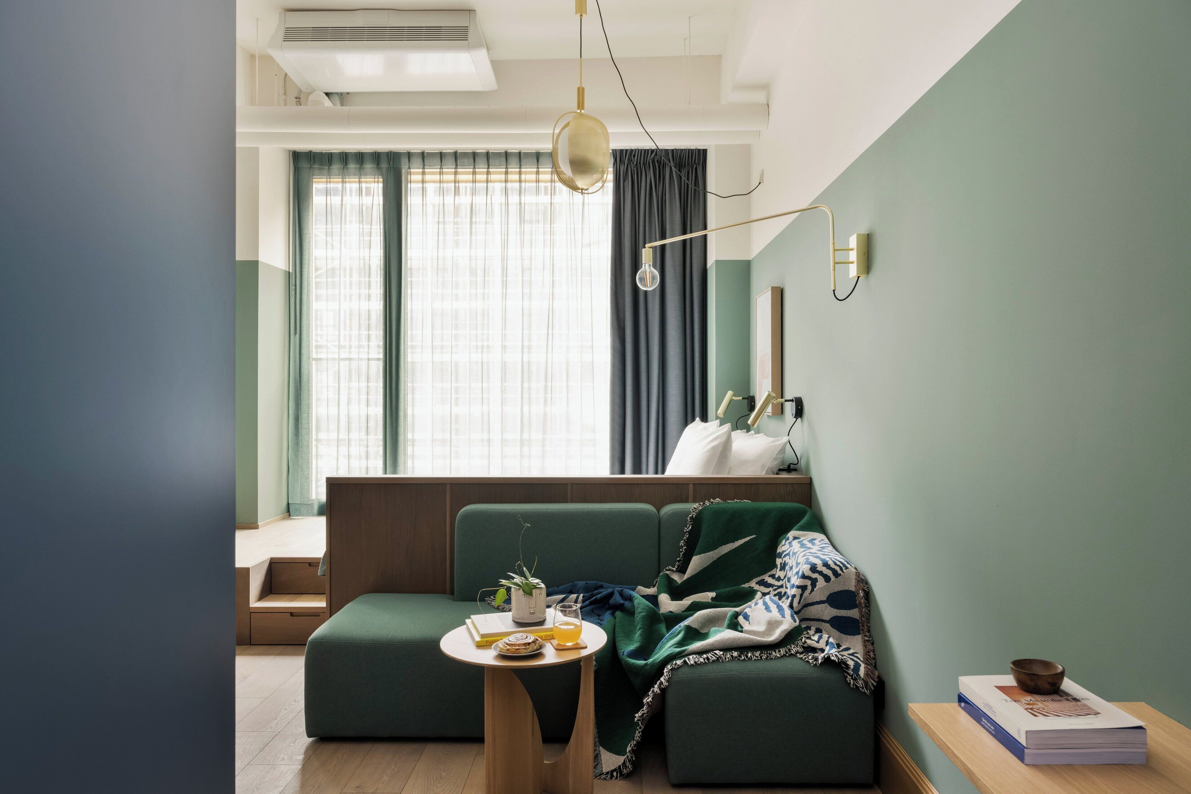 Locke Studio | Wohnbereich | 42-Zoll-Smart-TV mit Digitalempfang, Fernseher