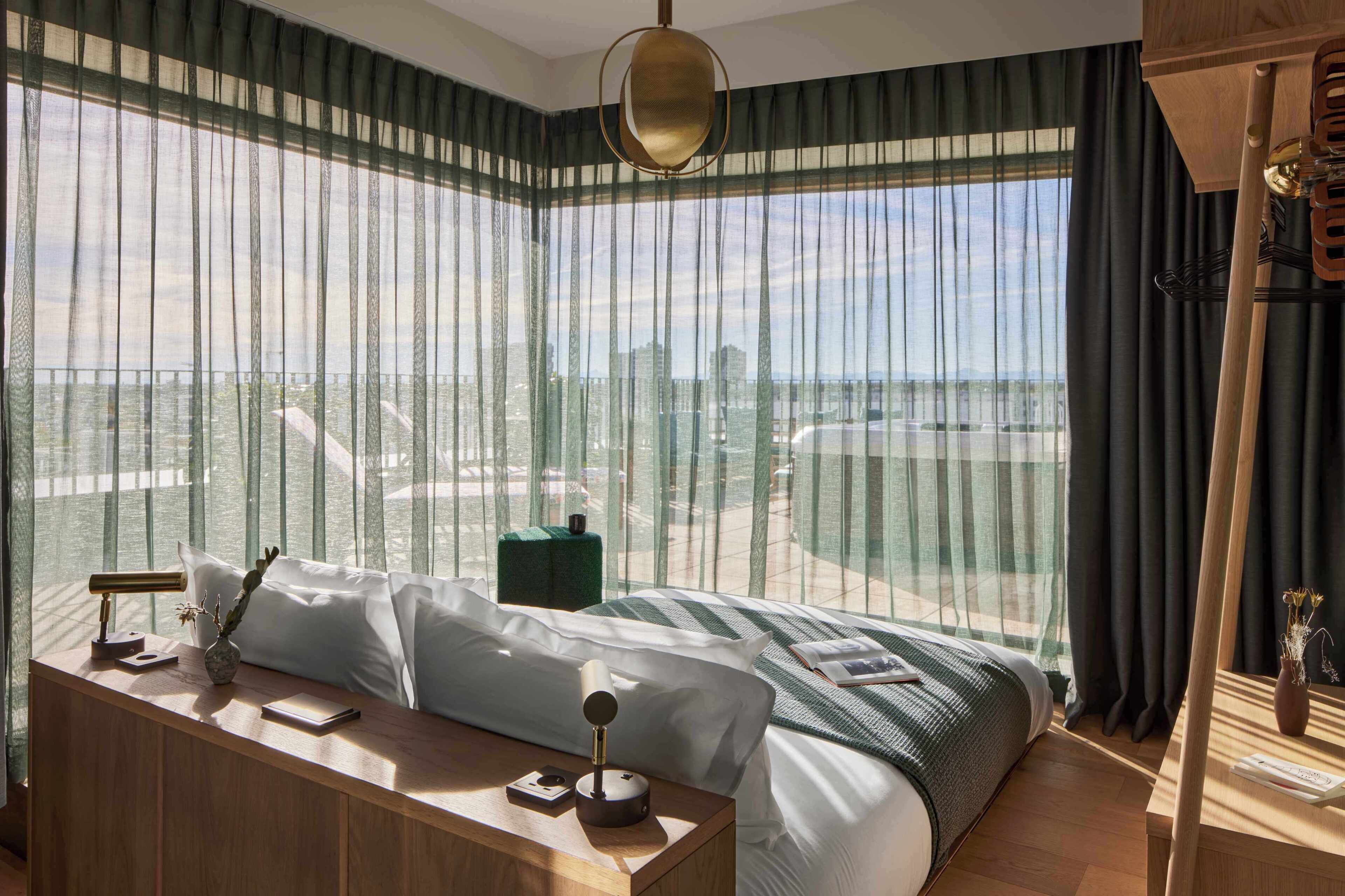 WunderLocke Penthouse Suite | Premium bedding, in-room safe, desk, laptop workspace