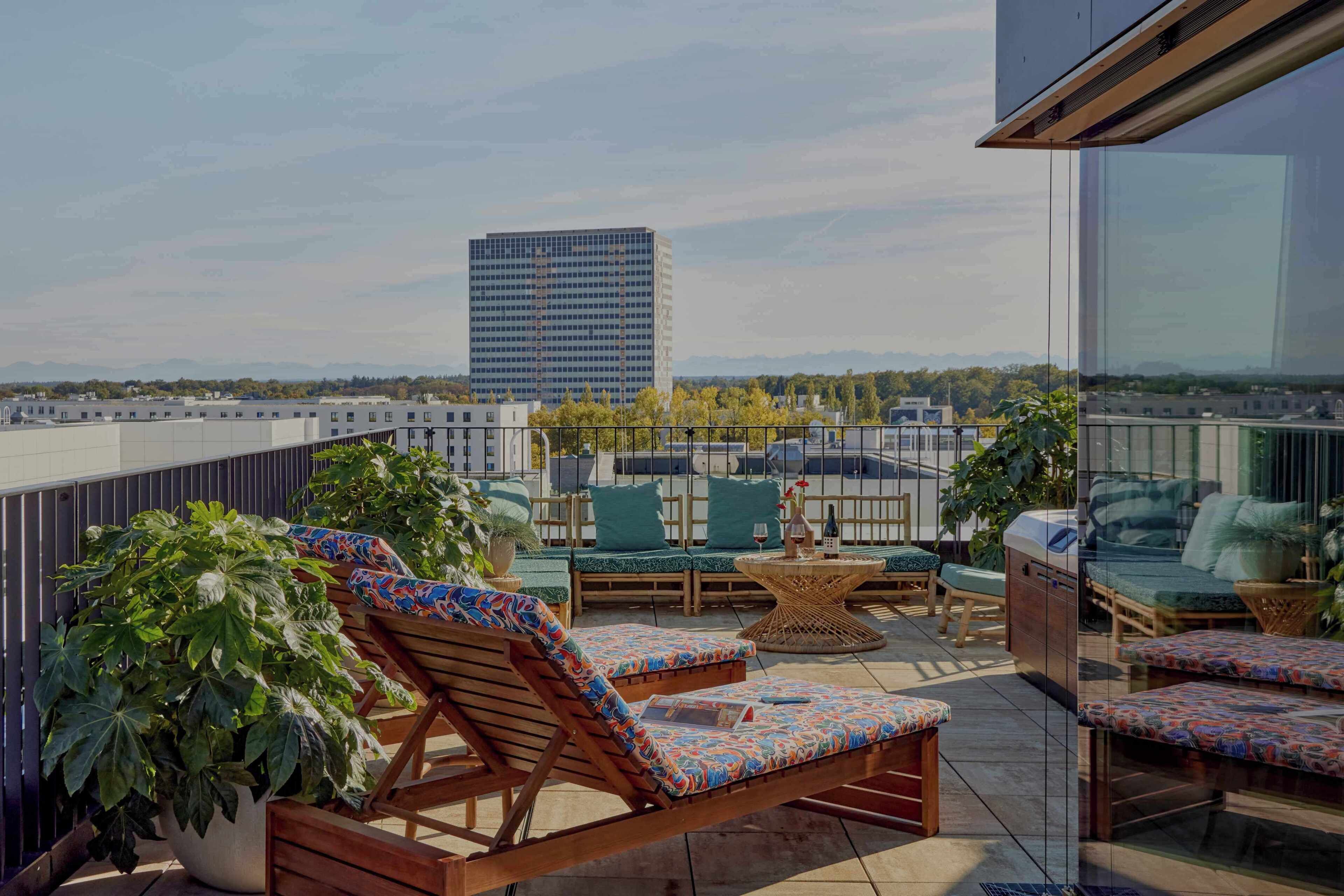 WunderLocke Penthouse Suite | Seprai premium, brankas, meja kerja, dan ruang kerja ramah laptop