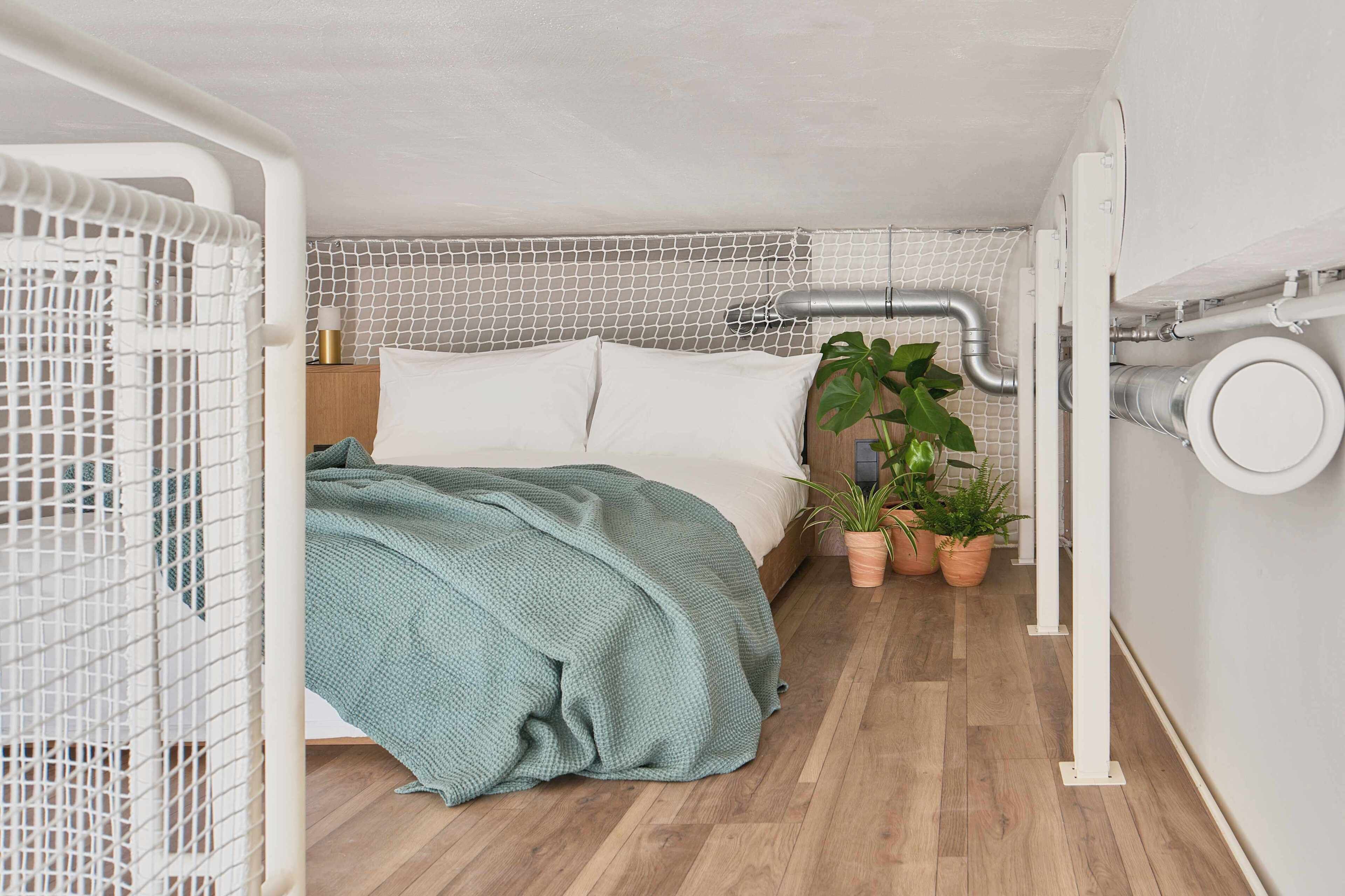 Ropa de cama de alta calidad y caja de seguridad en la habitación 