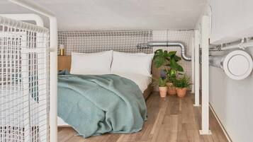 Ropa de cama de alta calidad y caja de seguridad en la habitación