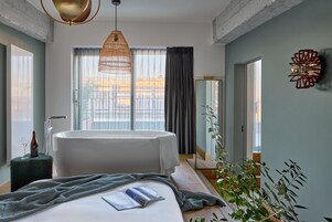 WunderLocke Penthouse Suite | Premium bedding, in-room safe, desk, laptop workspace