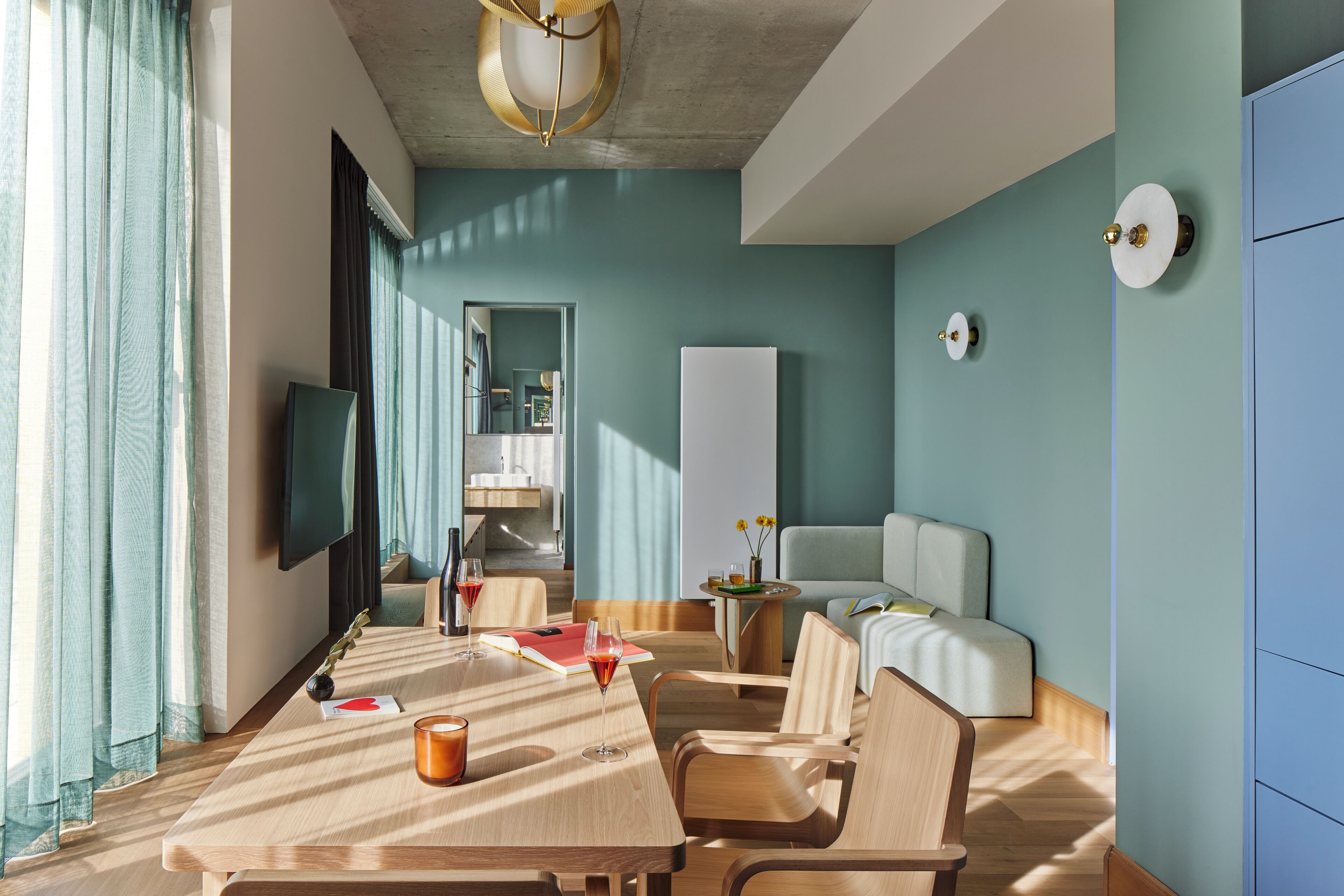 Two Bedroom Penthouse Suite | Seprai premium, brankas, meja kerja, dan ruang kerja ramah laptop