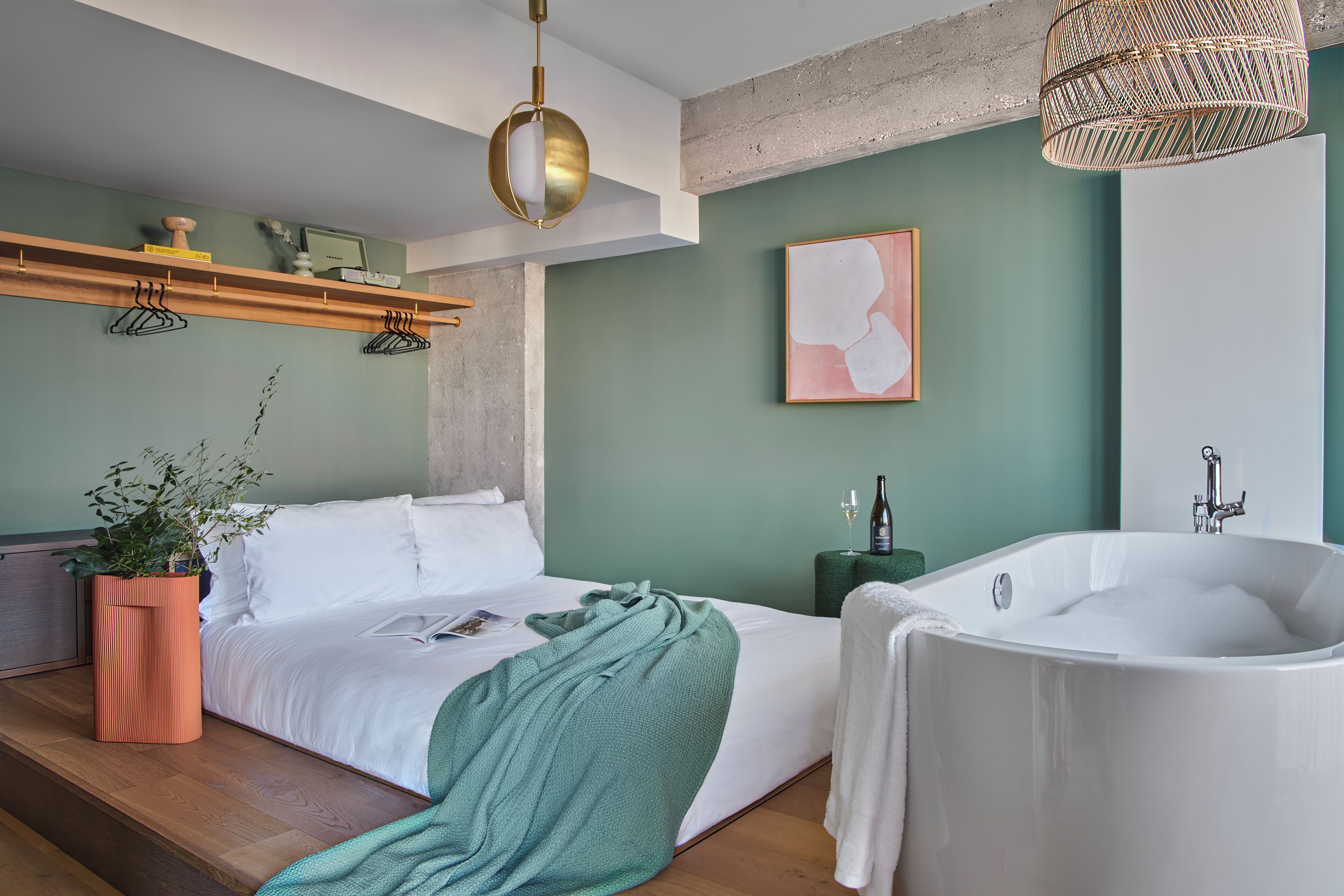 WunderLocke Penthouse Suite | Premium bedding, in-room safe, desk, laptop workspace