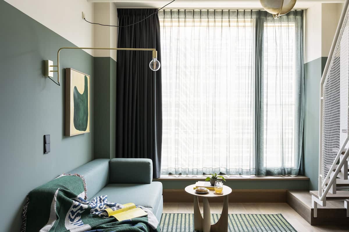 Elevated Loft Family Apartment | Wohnbereich | 42-Zoll-Smart-TV mit Digitalempfang, Fernseher