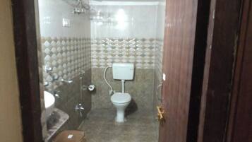 Combined shower/tub