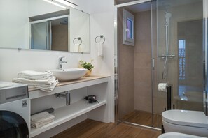 Dusche, Haartrockner, Bidet, Handtücher