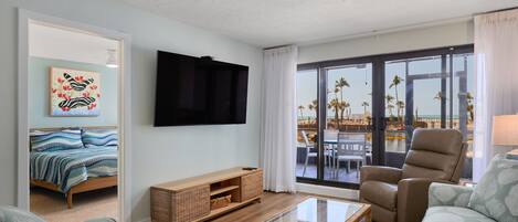 Una televisión, una oficina