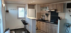 Kühlschrank, Mikrowelle, Herdplatte, Wasserkocher mit Kaffee-/Teezubehör