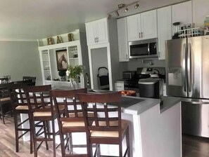 Frigorifero, microonde, forno, piano cottura