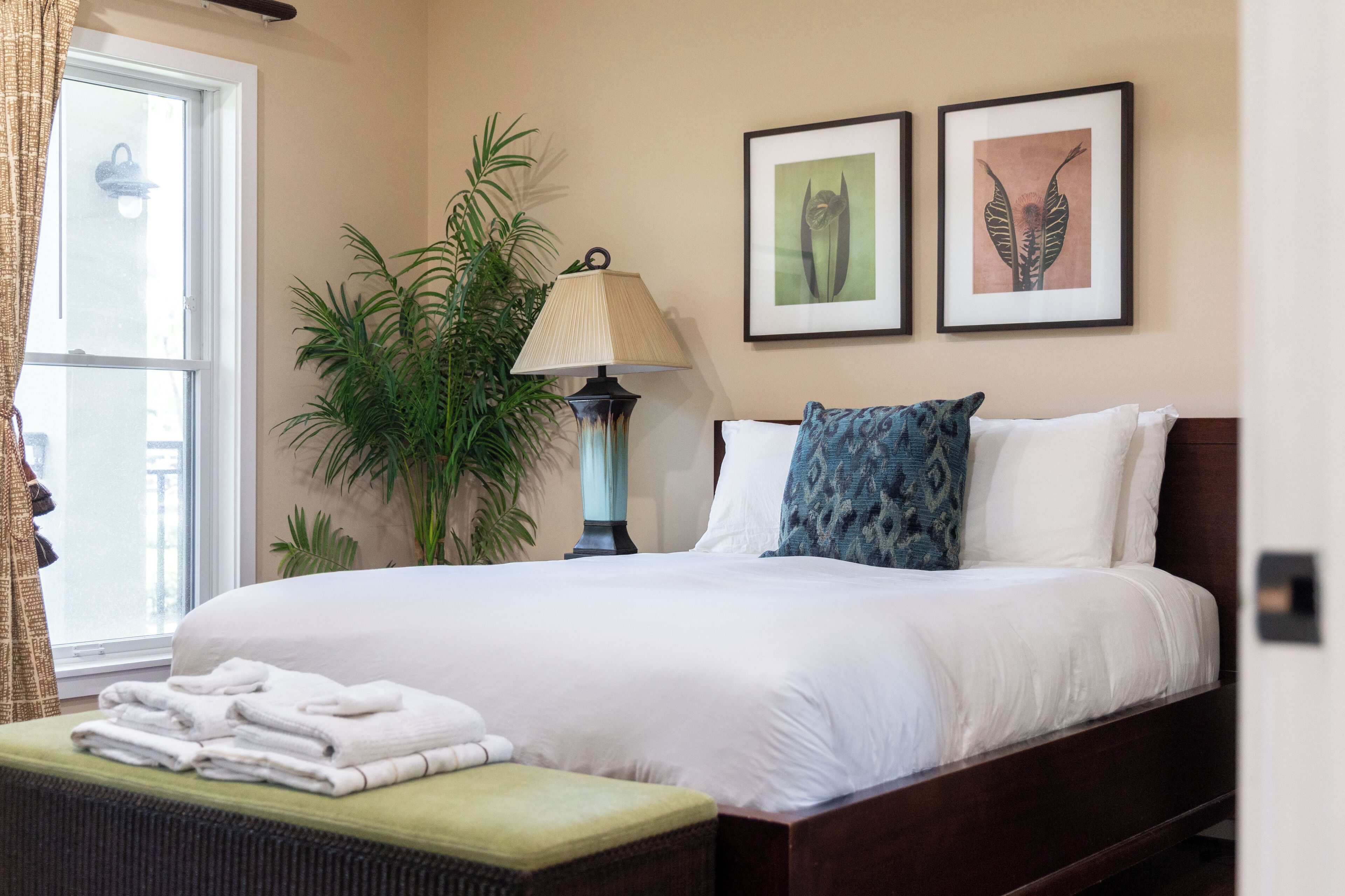 4 chambres, bureau, fer et planche à repasser, lit parapluie