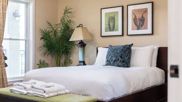 4 chambres, bureau, fer et planche à repasser, lit parapluie