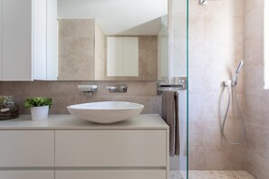 Leilighet (Two Bedroom Apartment with Balcony an) | Bad | Dusj og håndklær