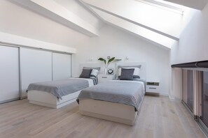 Apartment (Two Bedroom Apartment with Balcony an)