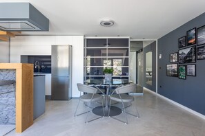Apartment (Two Bedroom Apartment with Balcony an) | Essbereich im Zimmer
