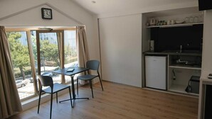 Studio (Studio Apartment - A2) | Bếp nhỏ riêng | Tủ lạnh 