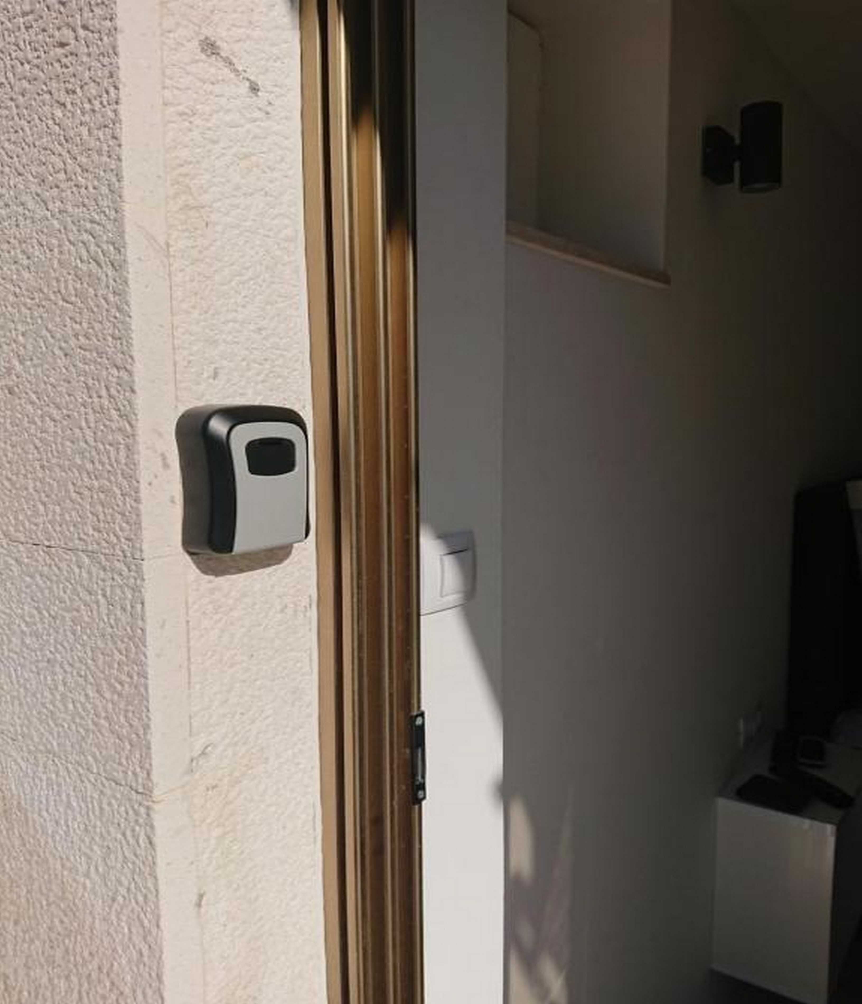 Eine Tür mit einem Wandrufhorn und einem Lichtschalter.