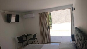 Studio (Studio Apartment - A1) | Phòng khách | TV 