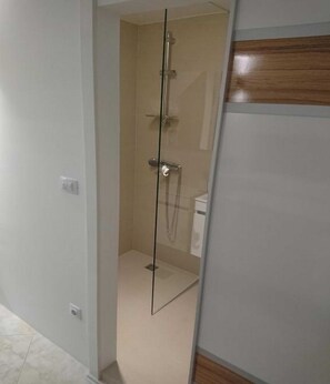 Studio (Studio Apartment - A1) | Bathroom | Shower, towels - Apartments Alex (Dubrovnik)