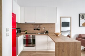 Fridge, oven, stovetop, coffee/tea maker - Deluxe Apartment C1 by Elia Kolonaki Luxury Apartments (Athina)