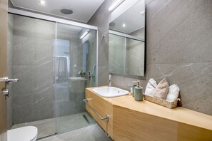Shower, hair dryer, towels, soap - Deluxe Apartment C1 by Elia Kolonaki Luxury Apartments (Athina)