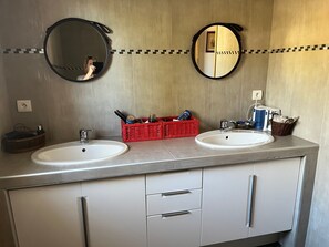 Badewanne, Haartrockner, Bidet, Handtücher