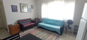 Libros y monitor de computadora 