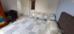 1 quarto, escrivaninha, ferros/tábuas de passar roupa, Wi-Fi de cortesia