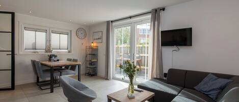 Una televisión, una chimenea