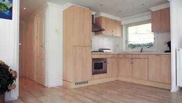 Een koelkast, een magnetron, een vaatwasser, een broodrooster