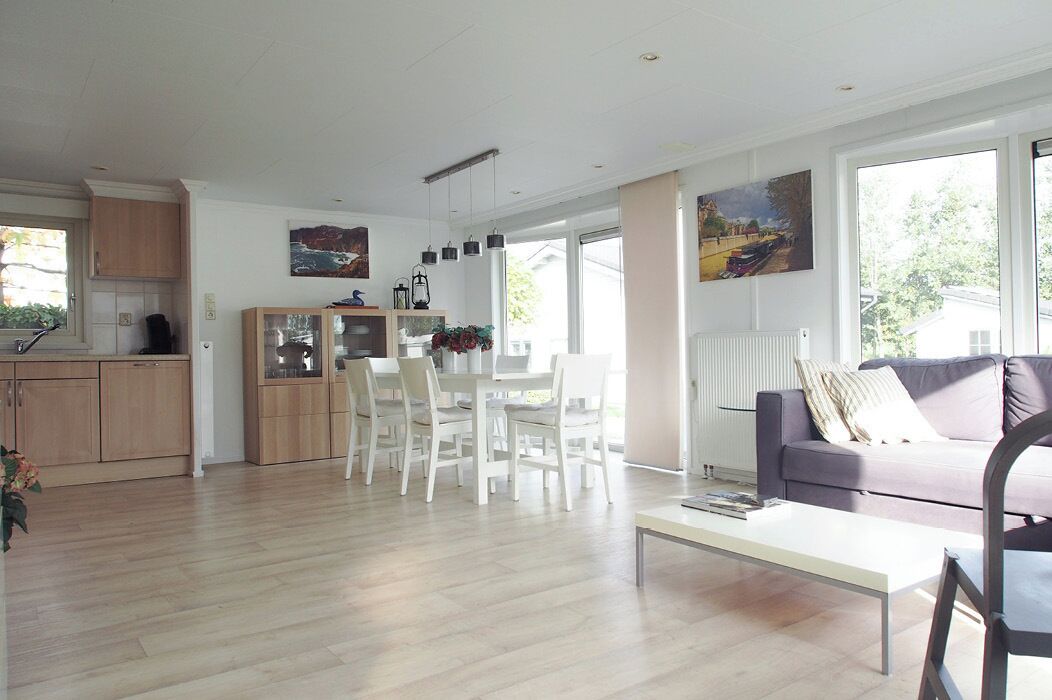 Een televisie en boeken