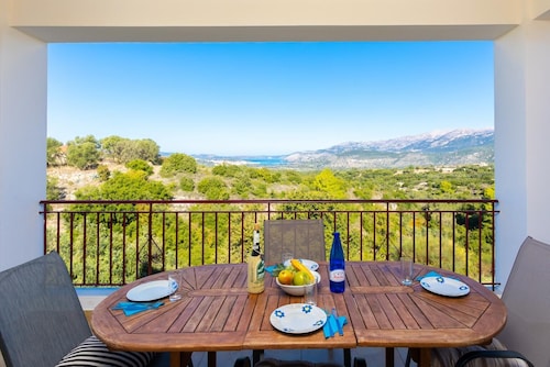 Villa Europe Thia - Three Bedroom Villa, Sleeps 6