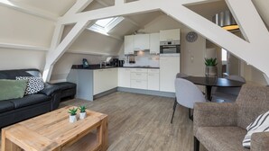 Un apartamento estilo loft con cocina, comedor y sala de estar.