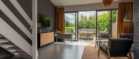 Een televisie en een open haard
