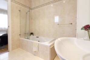 Badewanne, Haartrockner, Bidet, Handtücher