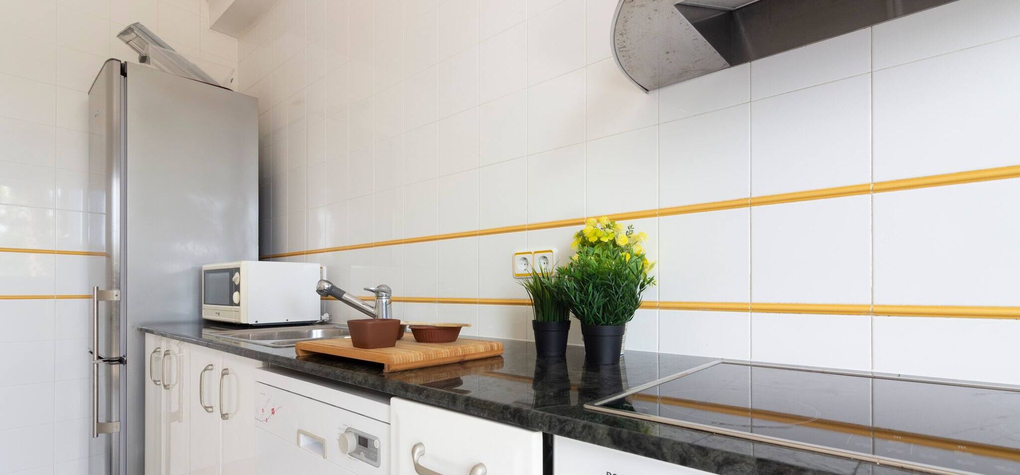 Een koelkast, een magnetron, een oven, een kookplaat