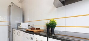 Een koelkast, een magnetron, een oven, een kookplaat