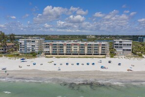 Ubicación a pie de playa, tumbonas y toallas de playa