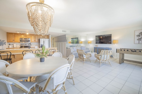 Direct Beach Front Florida Paradise living. NO CHORES @ check out!