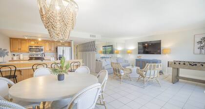 Direct Beach Front Florida Paradise living. NO CHORES @ check out!