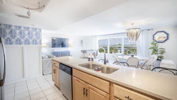 Køleskab, mikrobølgeovn, ovn, kogeplade