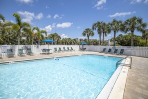Una piscina al aire libre, una piscina climatizada