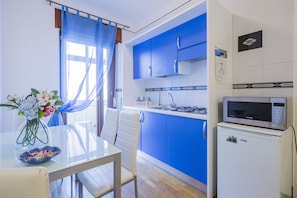 Frigorifero, microonde, forno, piano cottura